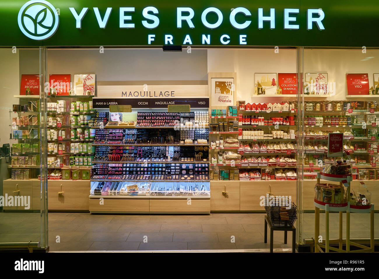 Idee Regalo Natale Yves Rocher.Milan Italy Circa November 2017 Cosmetics On Display At Yves Rocher Store In Milan Stock Photo Alamy