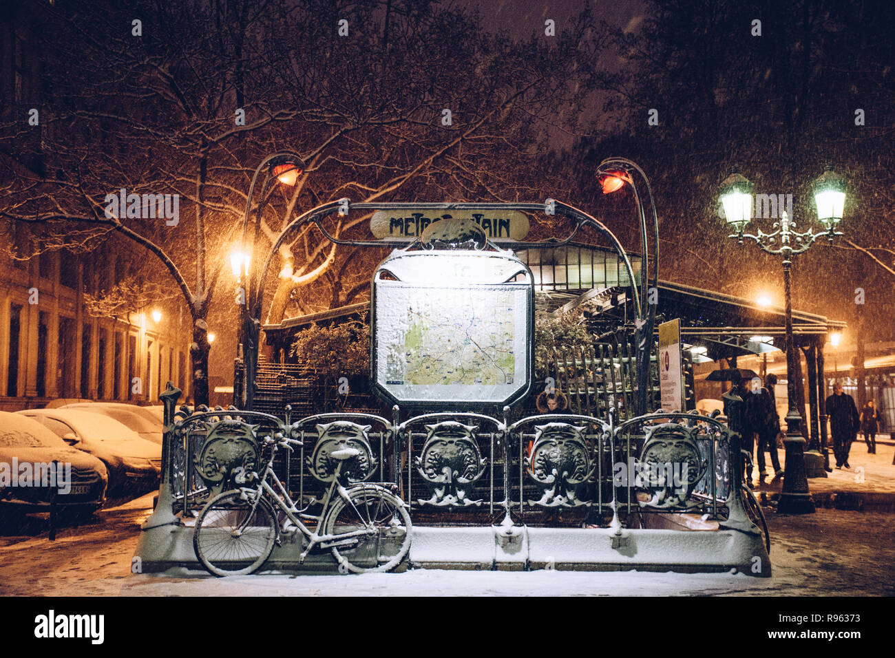 Paris france snow street night hi res stock photography and images Alamy