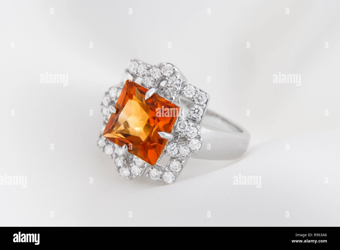 Emerald gold jewellery hi-res stock photography and images - Alamy