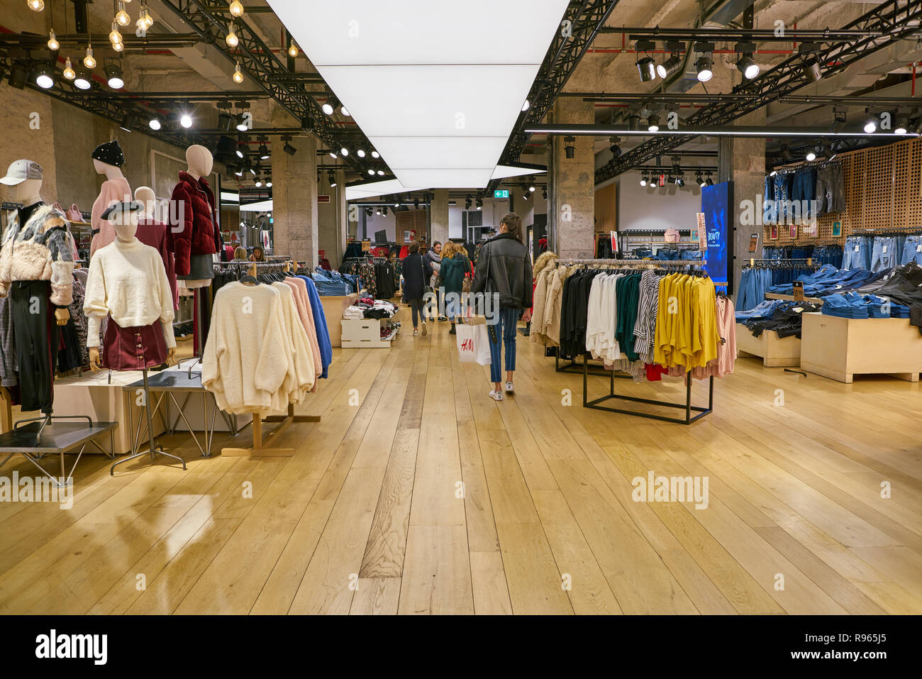 Bershka shopping center hi-res stock photography and images - Page 3 - Alamy