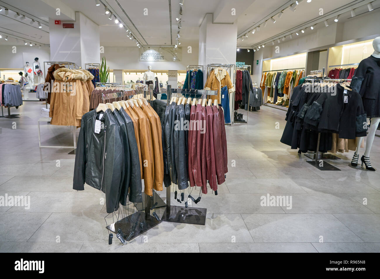 Mango clothing shop hi-res stock photography and images - Page 4 - Alamy