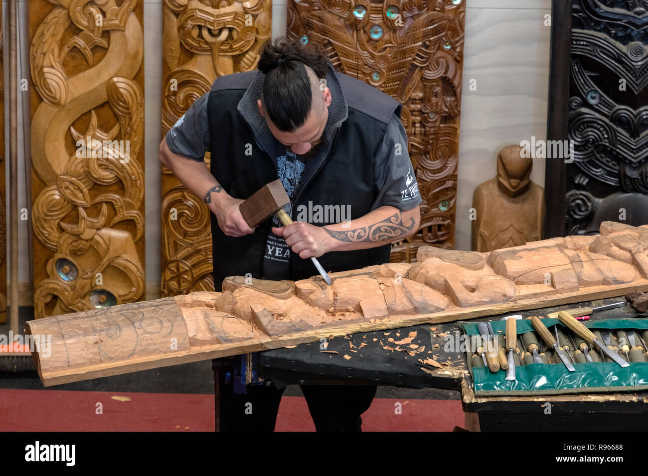 Maori carving, Whakarewarewa, Rotorua, North Island, New Zealand Stock Photo