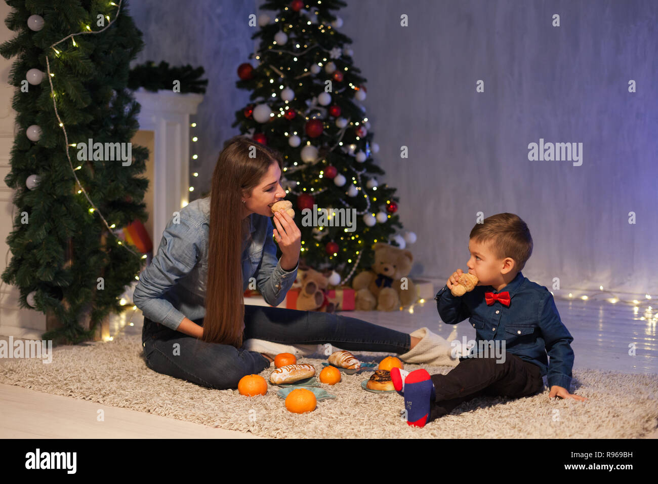 Новогодняя фотосессия семейная. Платон собчак виторган. Сын от бывшего новогодний или. Новогодняя фотосессия семейная. Сын от бывшего новогодний или.