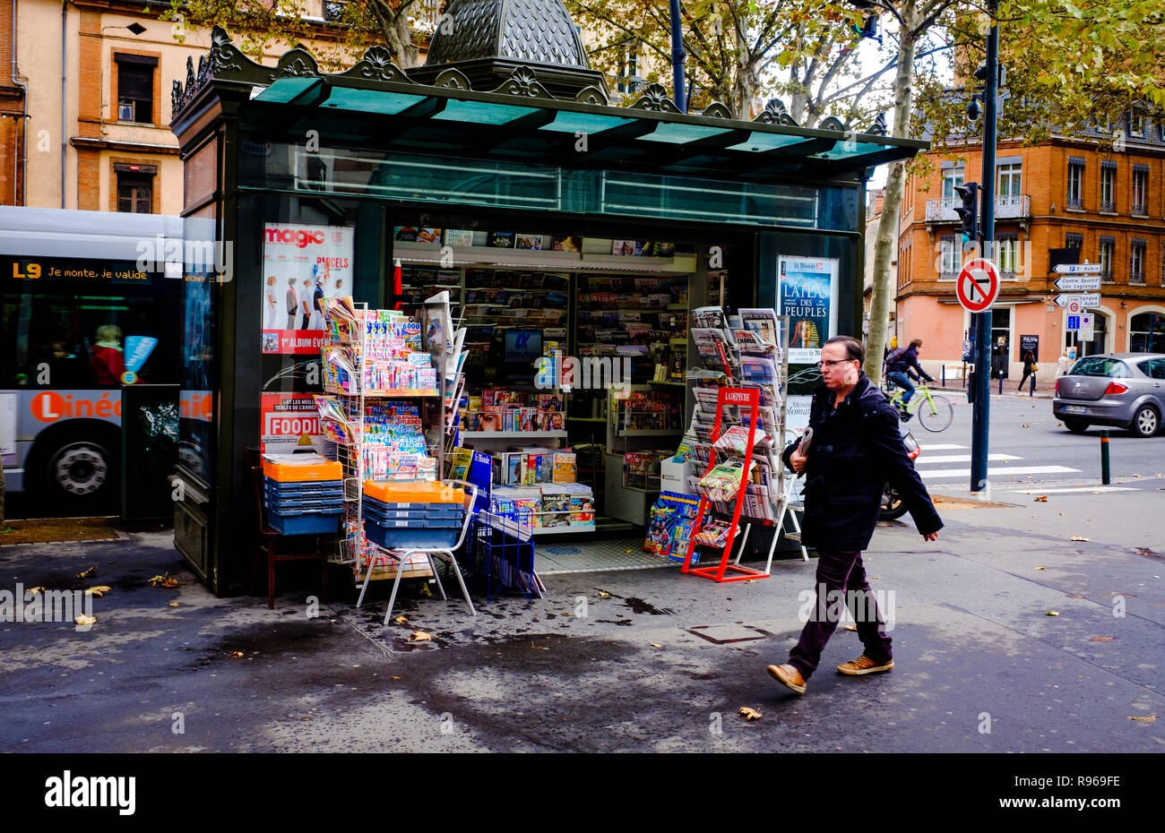 Street scene in the Boulevard Lazare Carnot showing a news stand, Toulouse, France Stock Photo
