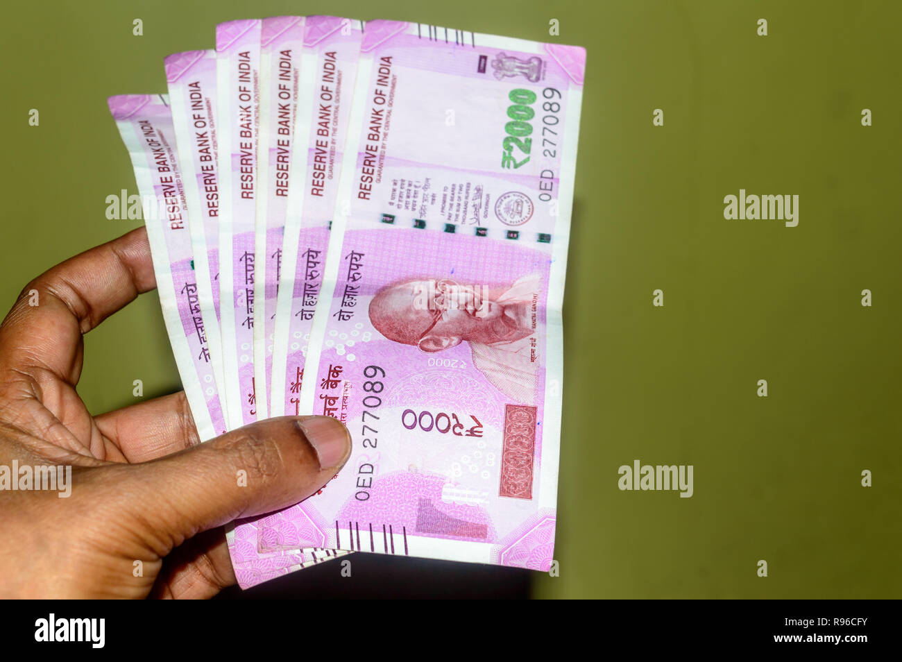 Man Holding Indian Rupee Notes High Resolution Stock Photography And Images Alamy