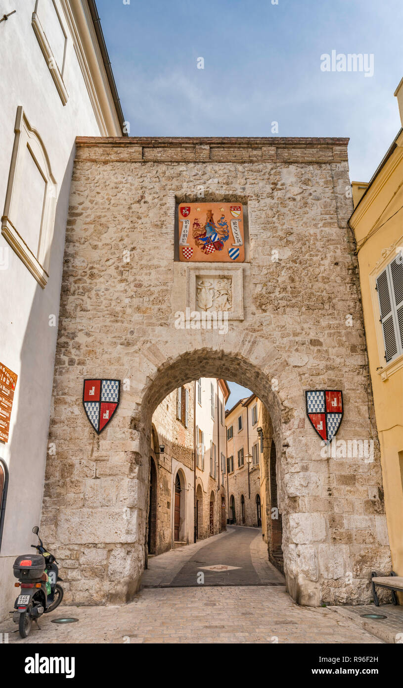 Porta Burgi, 12th century gate at Via Casventino, view from Piazza San Francesco, historic center of San Gemini, Umbria, Italy Stock Photo
