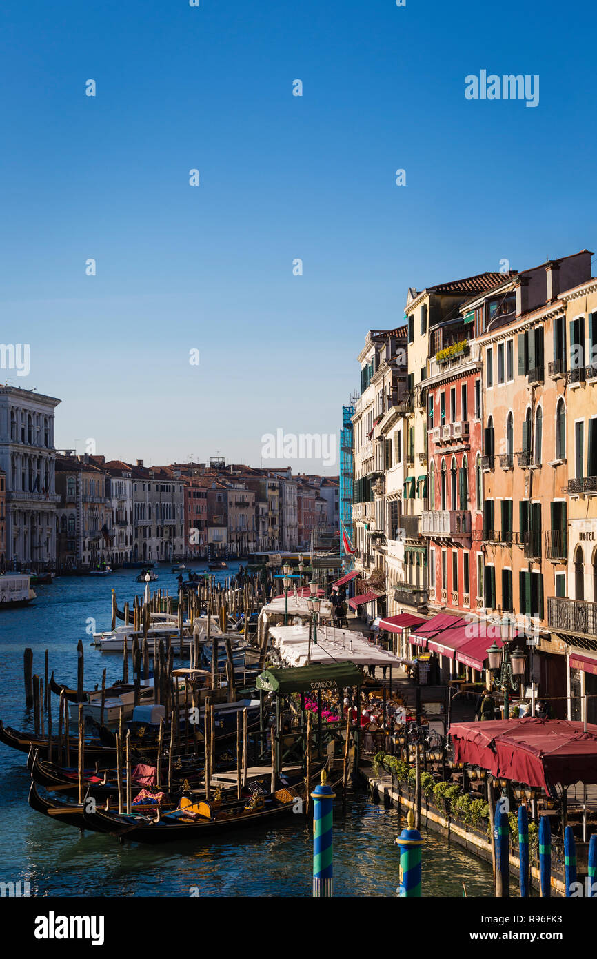 Rialto bridge houses grand canal hi-res stock photography and images ...