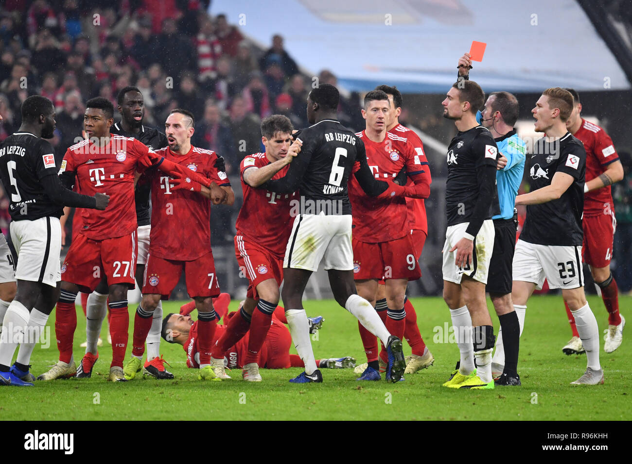 Rudolph Formation Quarrel After Foul On Thiago Alcantara Fcb Ground And Red Card For Stefan Ilsanker