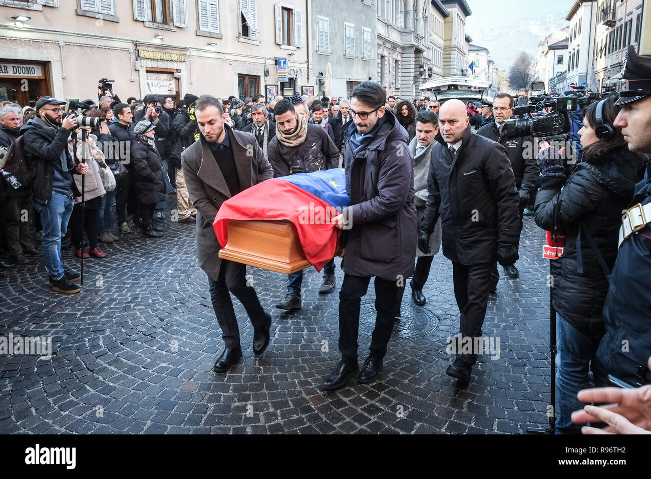 Foto Claudio Martinelli Lapresse20 12 2018 Trento Italiacronacatrento I Funerali Di Antonio Megalizzinella Foto L Arrivo Del Feretrophoto Claudio Martinelli Lapressedecember 20th 2018 Trento Italynewsthe Funeral Of Antonio Megalizzi The 29 Year