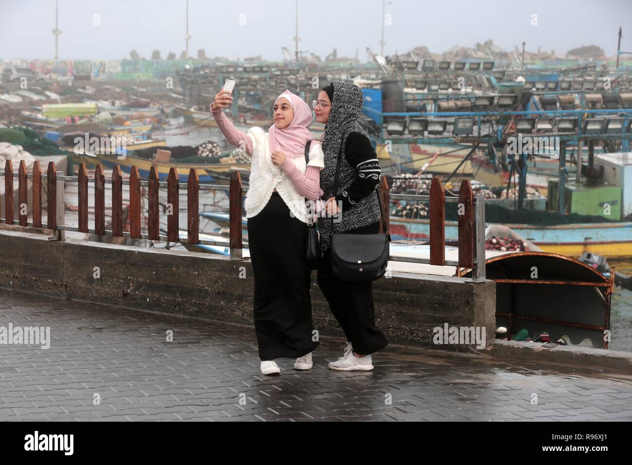 Gaza City, Gaza Strip, Palestinian Territory. 20th Dec, 2018. Palestinian girls pose for a selfie at the Gaza sea port during a rainy day in Gaza city on December 20, 2018 Credit: Ashraf Amra/APA Images/ZUMA Wire/Alamy Live News Stock Photo