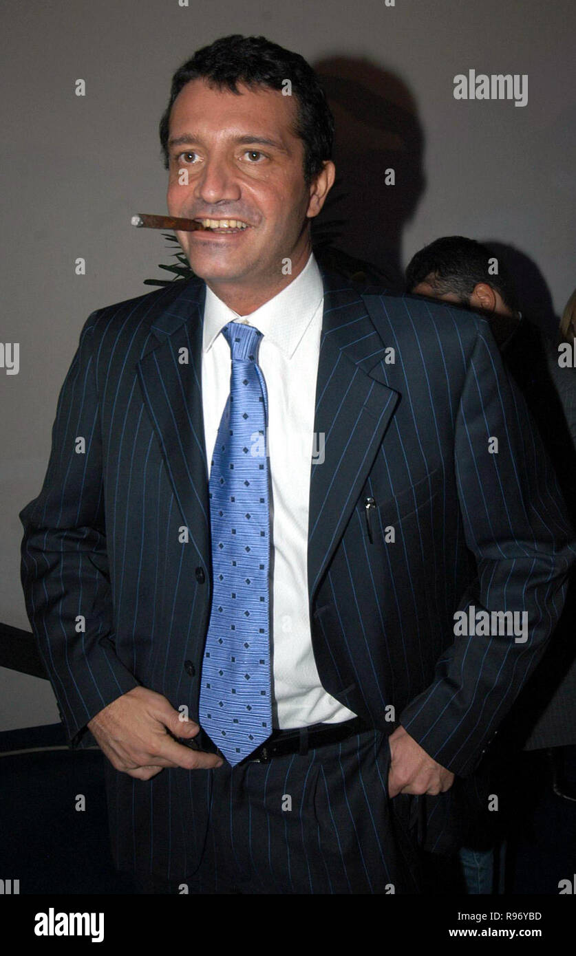 ©LIVIO VALERIO/LAPRESSE 26-11-2003 MILANO VENTEGLIO CAFFE' SPETTACOLO TELEVISIONE FESTA PER LE 500 COPERTINE DI TV SETTE NELLA FOTO: ANDREA PINKETTS Stock Photo