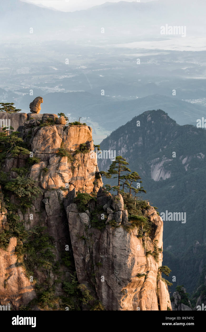 'Stone Monkey Looking at the Sea' atop granite cliff, Huangshan National Park, Anhui, China Stock Photo