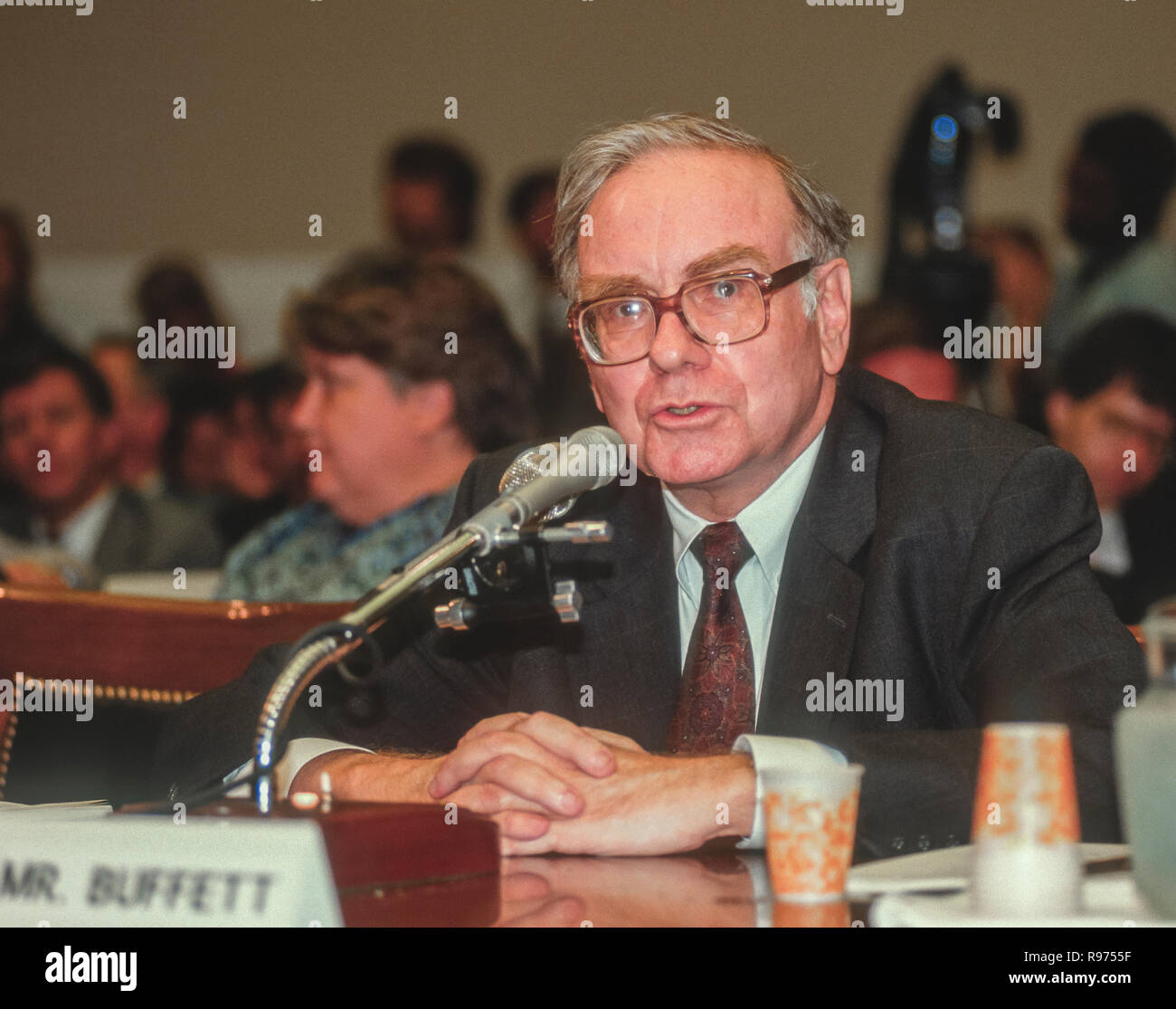 Zonsverduistering plakboek Schaap WASHINGTON, DC, USA - SEPTEMBER 4, 1991: Warren Buffett, Chairman Salomon  Brothers, testifies before U.S. House Subcmte. on Telecommunications Stock  Photo - Alamy