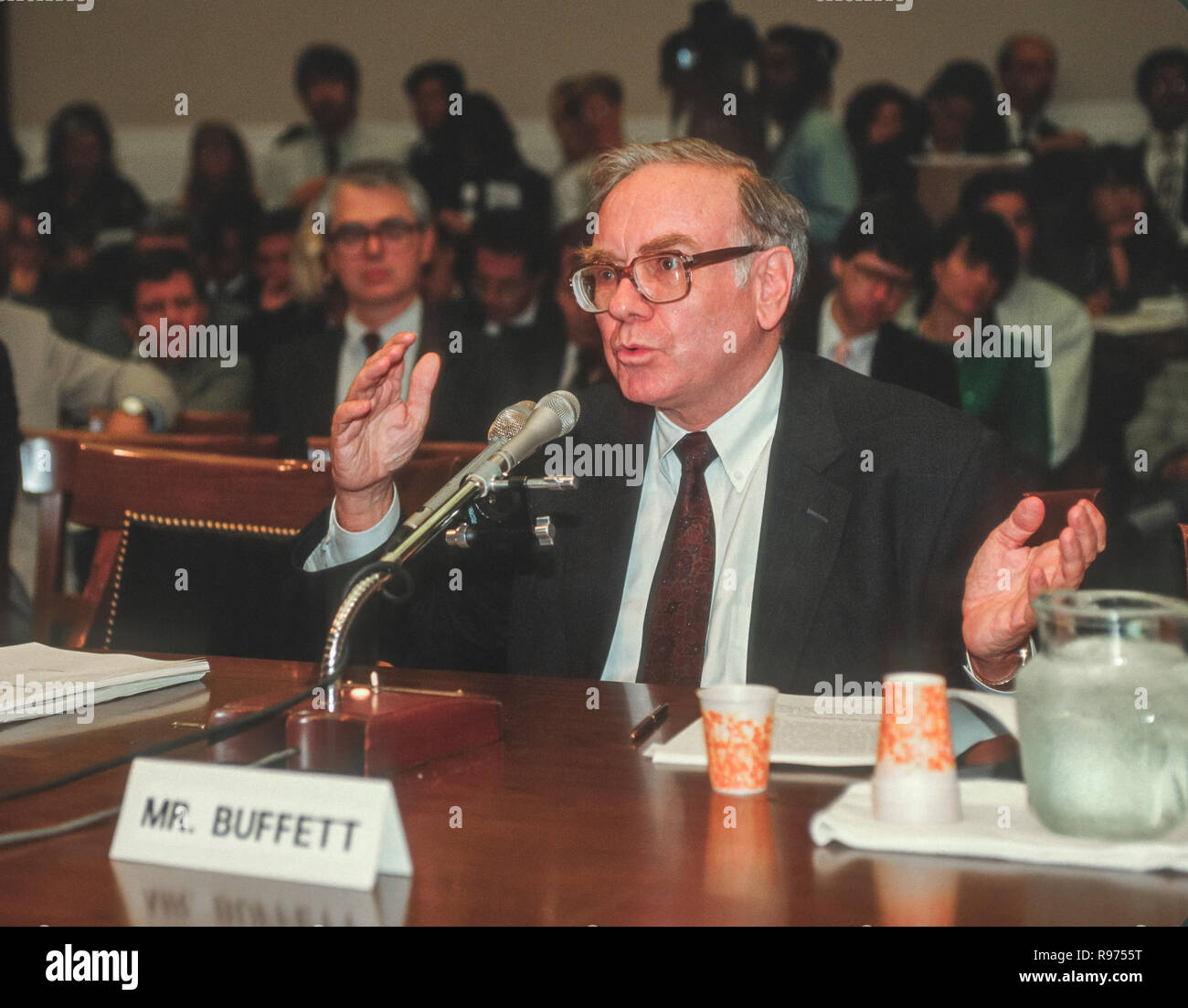 Zonsverduistering plakboek Schaap WASHINGTON, DC, USA - SEPTEMBER 4, 1991: Warren Buffett, Chairman Salomon  Brothers, testifies before U.S. House Subcmte. on Telecommunications Stock  Photo - Alamy