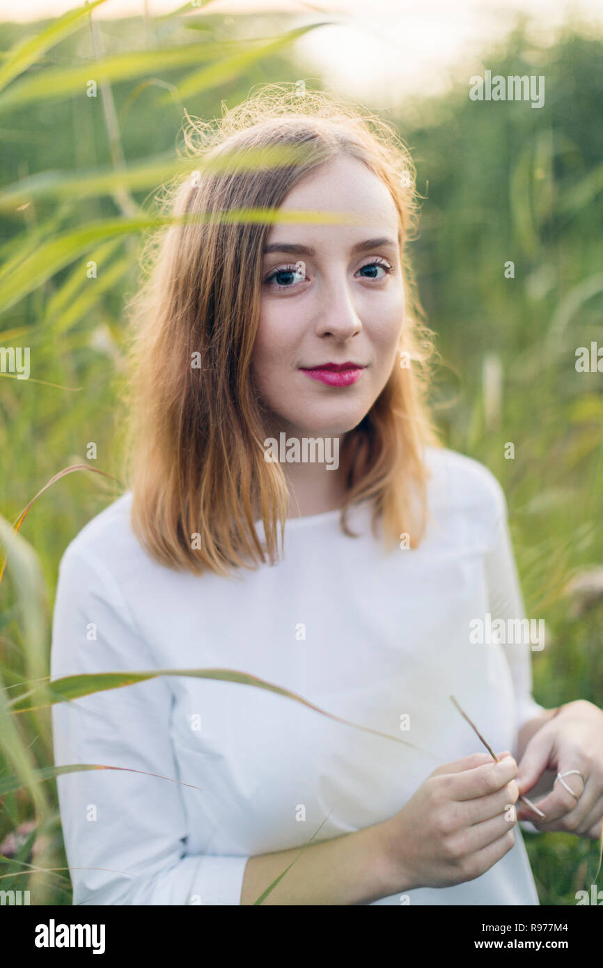 Woman grass field hi-res stock photography and images - Alamy