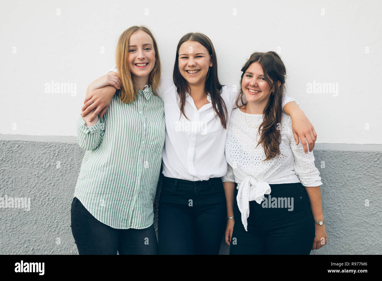 Three young adult women hi-res stock photography and images - Alamy
