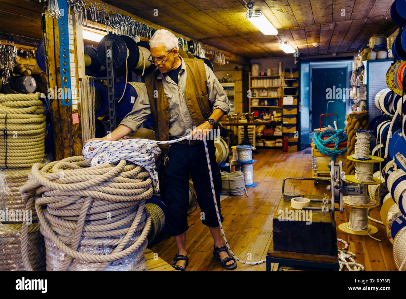 Rope maker hi-res stock photography and images - Alamy