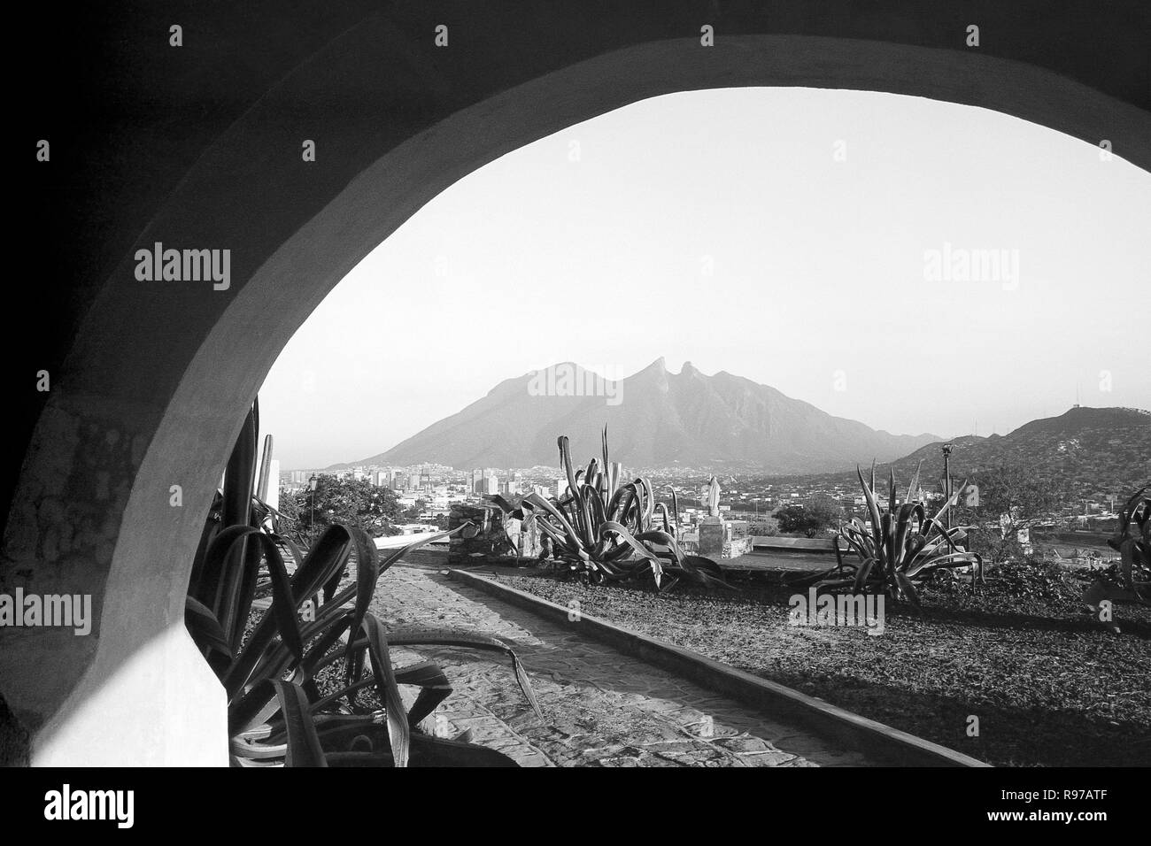 MONTERREY, NL/MEXICO - NOV 20, 2002: View from the Bishop's museum, La Silla hill framed by the arch Stock Photo