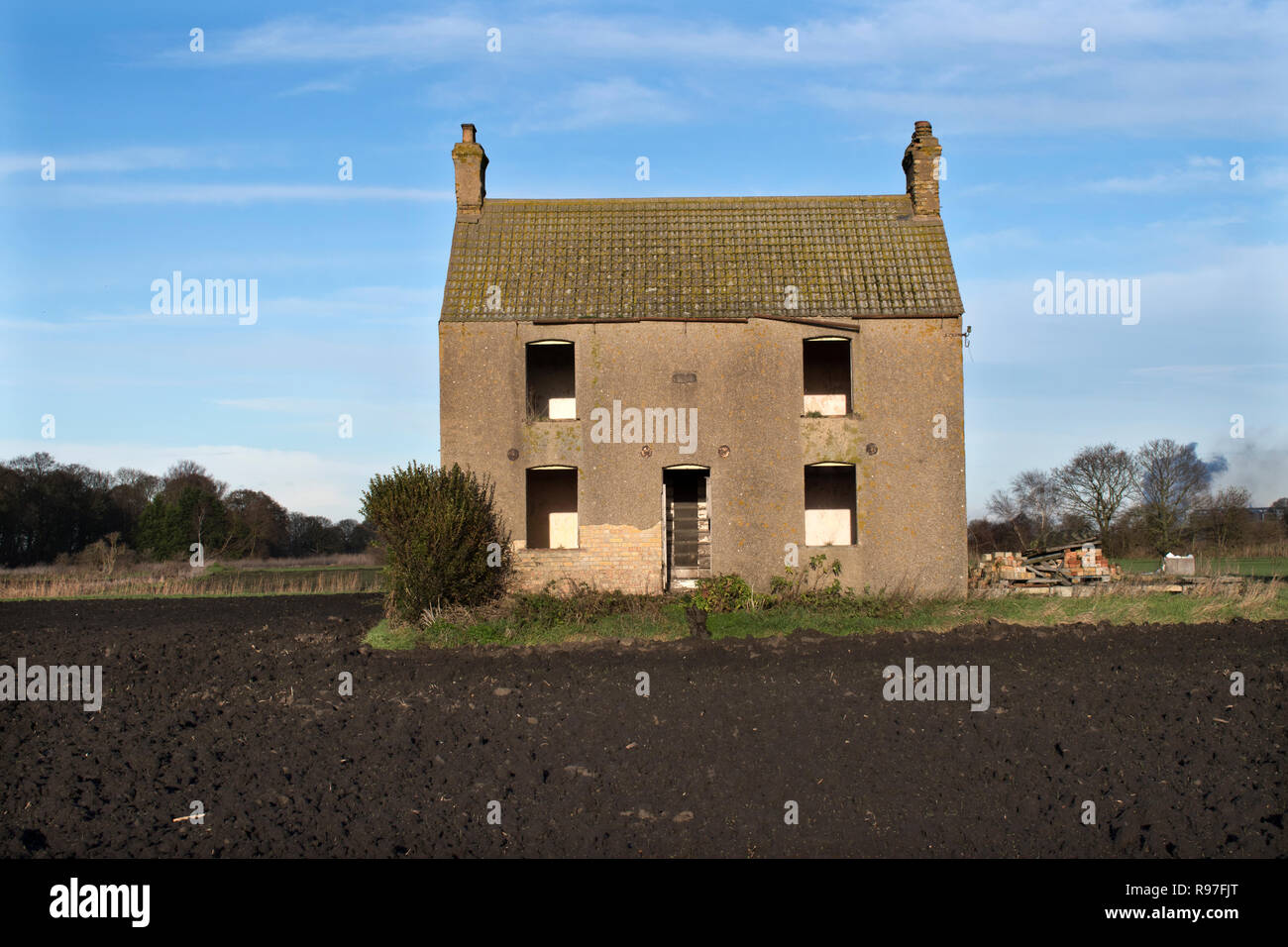 Abandoned farm house in the Fens. Rural poverty Fenlands landscape Southerly Norfolk East Angelia. England  UK 2010s 2018 HOMER SYKES Stock Photo