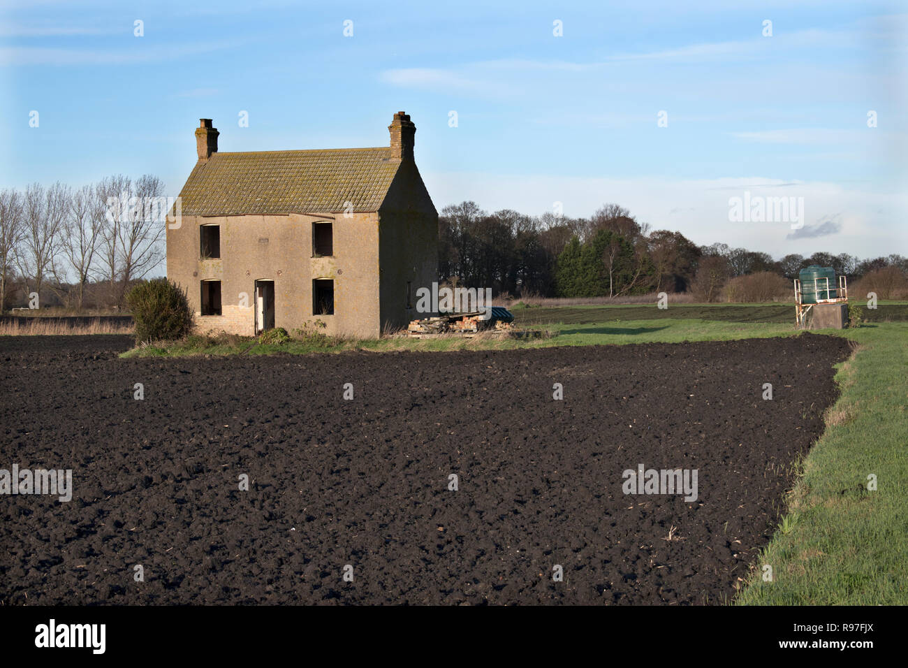 Abandoned farm house rural poverty Fenland landscape Southerly Norfolk England  UK 2010s HOMER SYKES Stock Photo