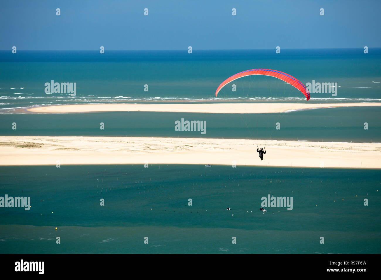 Paraglider over the Banc d'Arguin and the Southern Arcachon Bay Pass (Arcachon (33120), Gironde (33), Aquitaine, France). Stock Photo