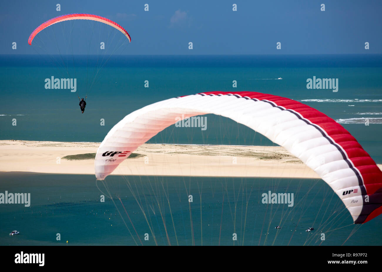 Paragliders over the Banc d'Arguin and the Southern Arcachon Bay Pass (Bassin d'Arcachon (33120), Gironde (33), Aquitaine, France). Stock Photo