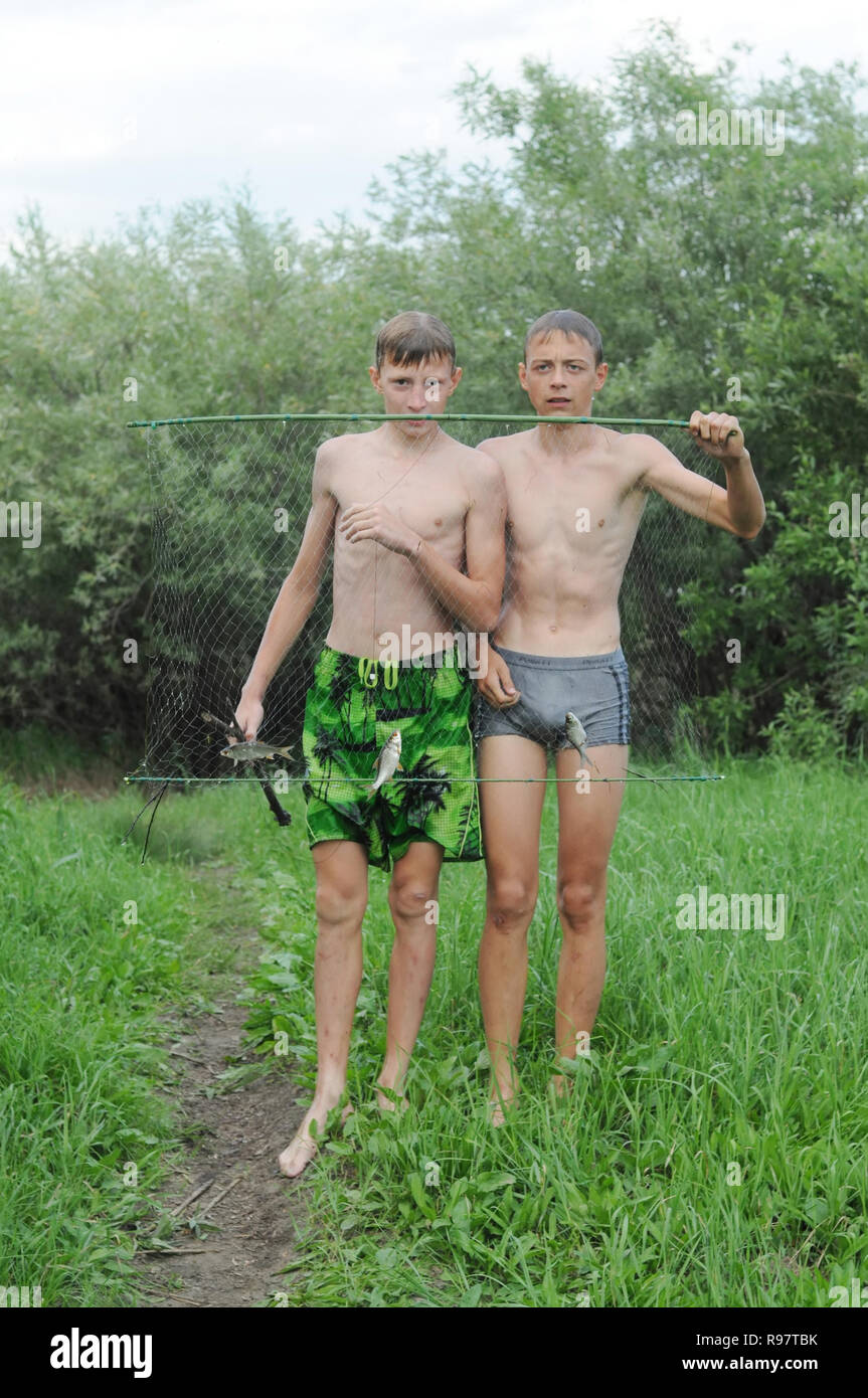 Kovrov, Russia. 15 June 2013. Neighborhoods of town Kovrov, lake (technical pond) Gidromut. Teens posing with a special network (screen (ekran)) Stock Photo