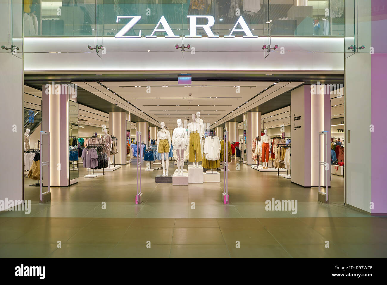 SAINT PETERSBURT, RUSSIA - CIRCA MAY, 2018: entrance to Zara store in  Galeria shopping center Stock Photo - Alamy