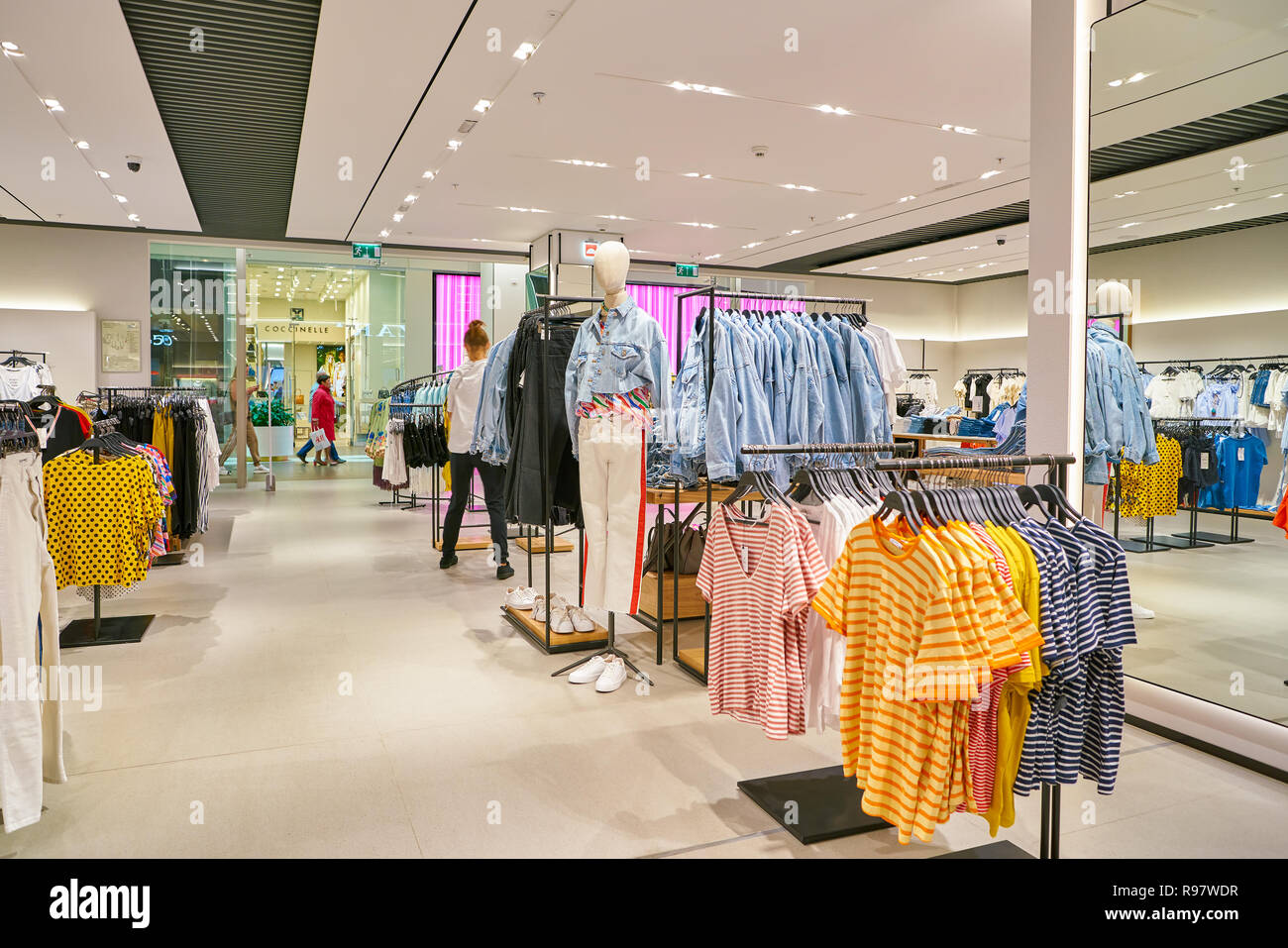 Zara clothes store hi-res stock photography and images - Page 12 - Alamy
