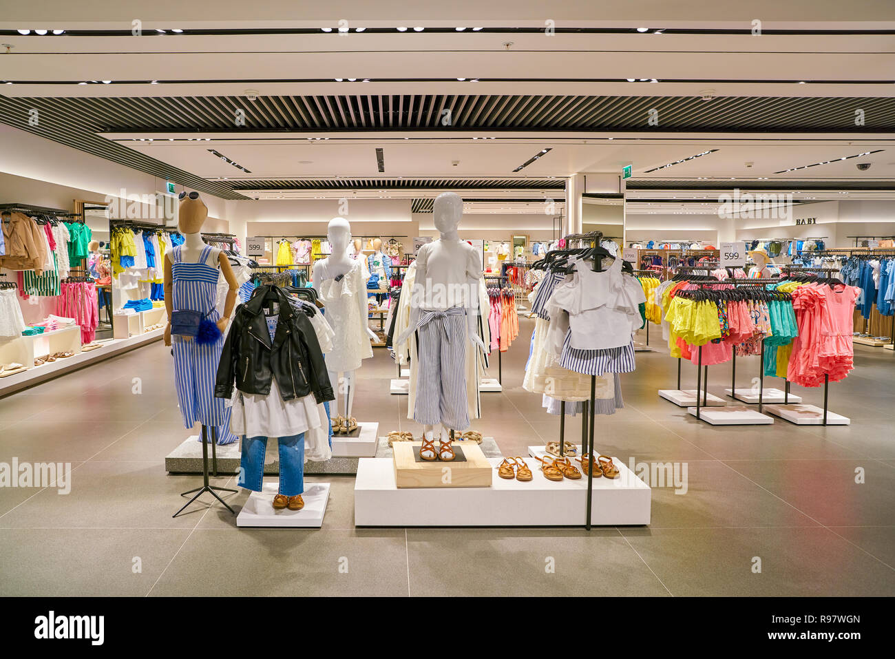 Zara clothes store hi-res stock photography and images - Page 12 - Alamy