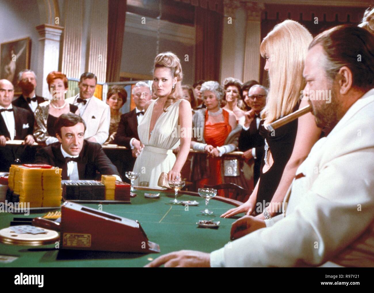 Original film title: CASINO ROYALE. English title: 007, JAMES BOND: CASINO ROYALE. Year: 1967. Director: JOHN HUSTON; ROBERT PARRISH; KEN HUGHES; VAL GUEST. Stars: URSULA ANDRESS; ORSON WELLES; PETER SELLERS. Credit: COLUMBIA/FAMOUS ARTISTS / Album Stock Photo