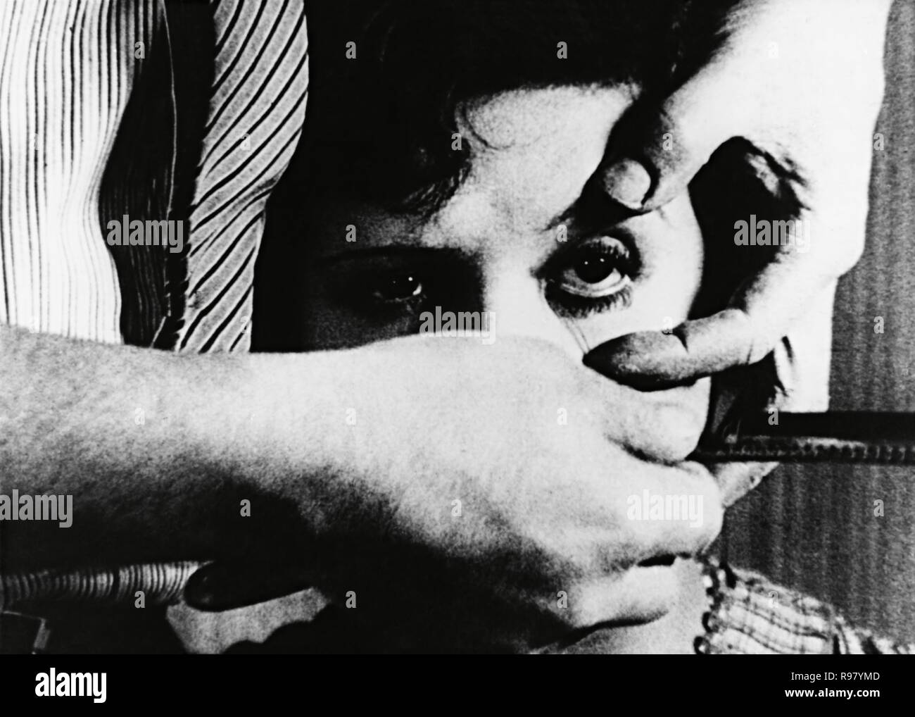 Original film title: UN CHIEN ANDALOU. English title: AN ANDALUSIAN DOG. Year: 1929. Director: LUIS BUÑUEL. Credit: BUNUEL-DALI / Album Stock Photo