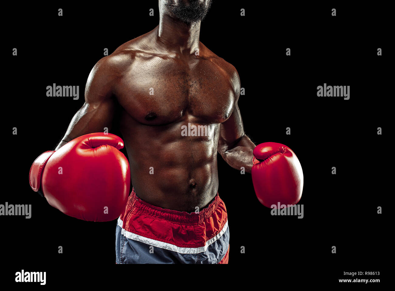 боксер в перчатках. боксер снимает накидку. друзья боксеры. кай боксин. боксер на ринге.