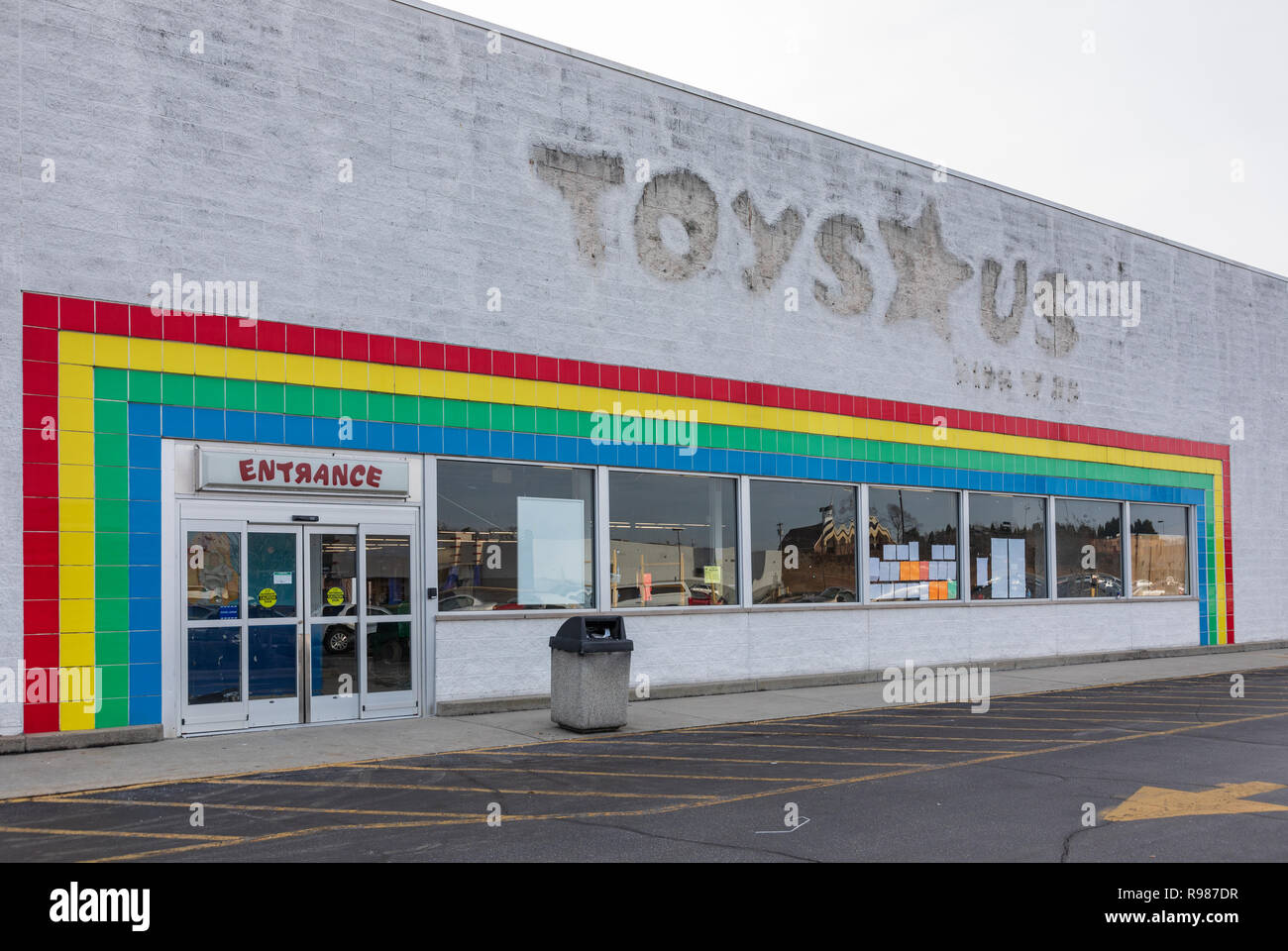 HICKORY, NC, USA-12-19-18: A closed Toys R Us store, one of 800 U.S. stores,  The company filed for Chapter 11 bankruptcy in 2017 Stock Photo - Alamy