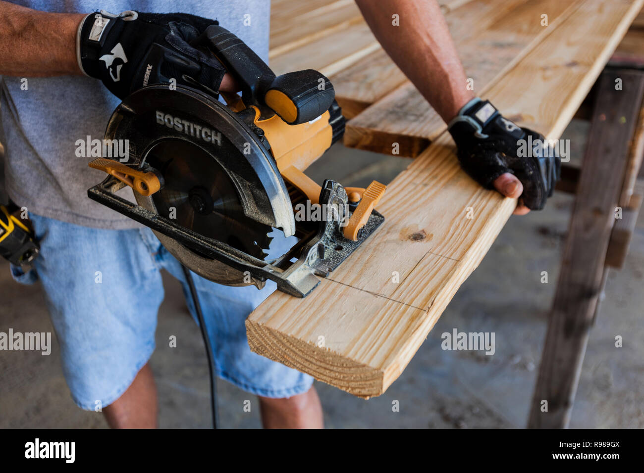 Man Using Circular Saw To Cut Wood Stock Photo Alamy