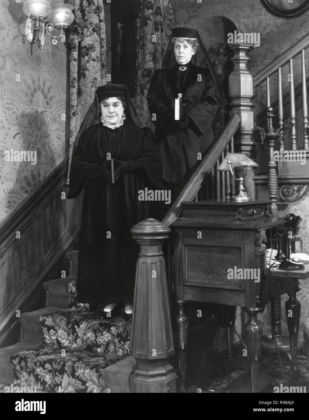 Original film title: ARSENIC AND OLD LACE. English title: ARSENIC AND OLD LACE. Year: 1944. Director: FRANK CAPRA. Stars: JOSEPHINE HULL; JEAN ADAIR. Credit: WARNER BROTHERS / Album Stock Photo