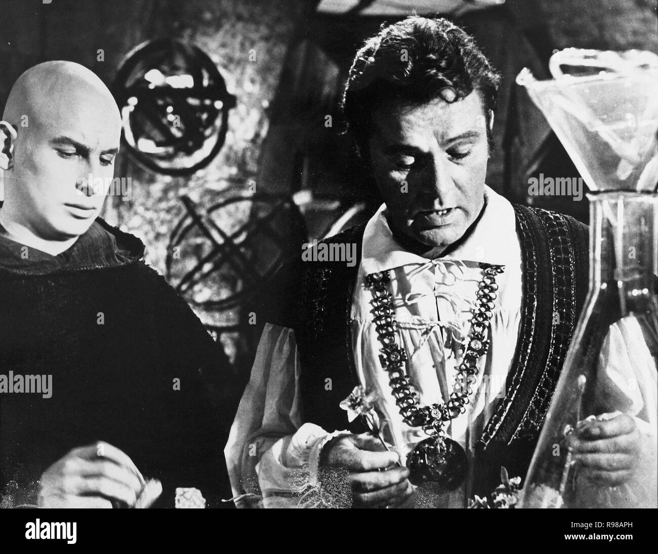 Original film title: DOCTOR FAUSTUS. English title: DOCTOR FAUSTUS. Year: 1967. Director: RICHARD BURTON. Stars: RICHARD BURTON. Credit: OXFORD UNIV/NASSAU/VENFILMS/COLUMBIA / Album Stock Photo