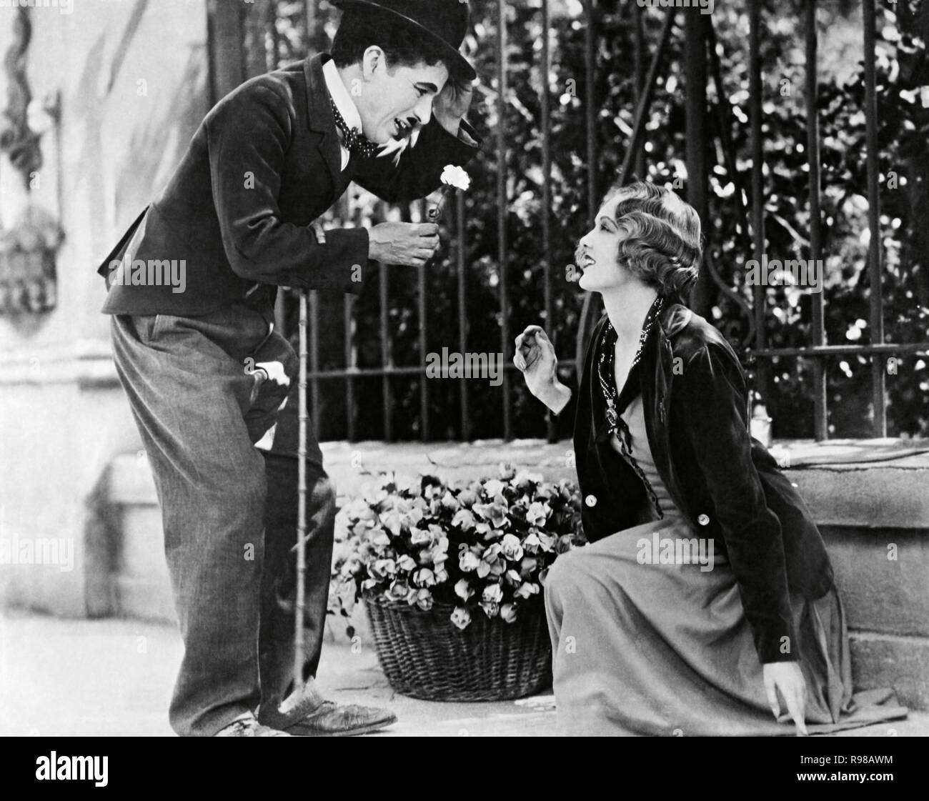 Original film title: CITY LIGHTS. English title: CITY LIGHTS. Year: 1931. Director: CHARLIE CHAPLIN. Stars: CHARLIE CHAPLIN; VIRGINIA CHERRILL. Credit: UNITED ARTISTS / Album Stock Photo