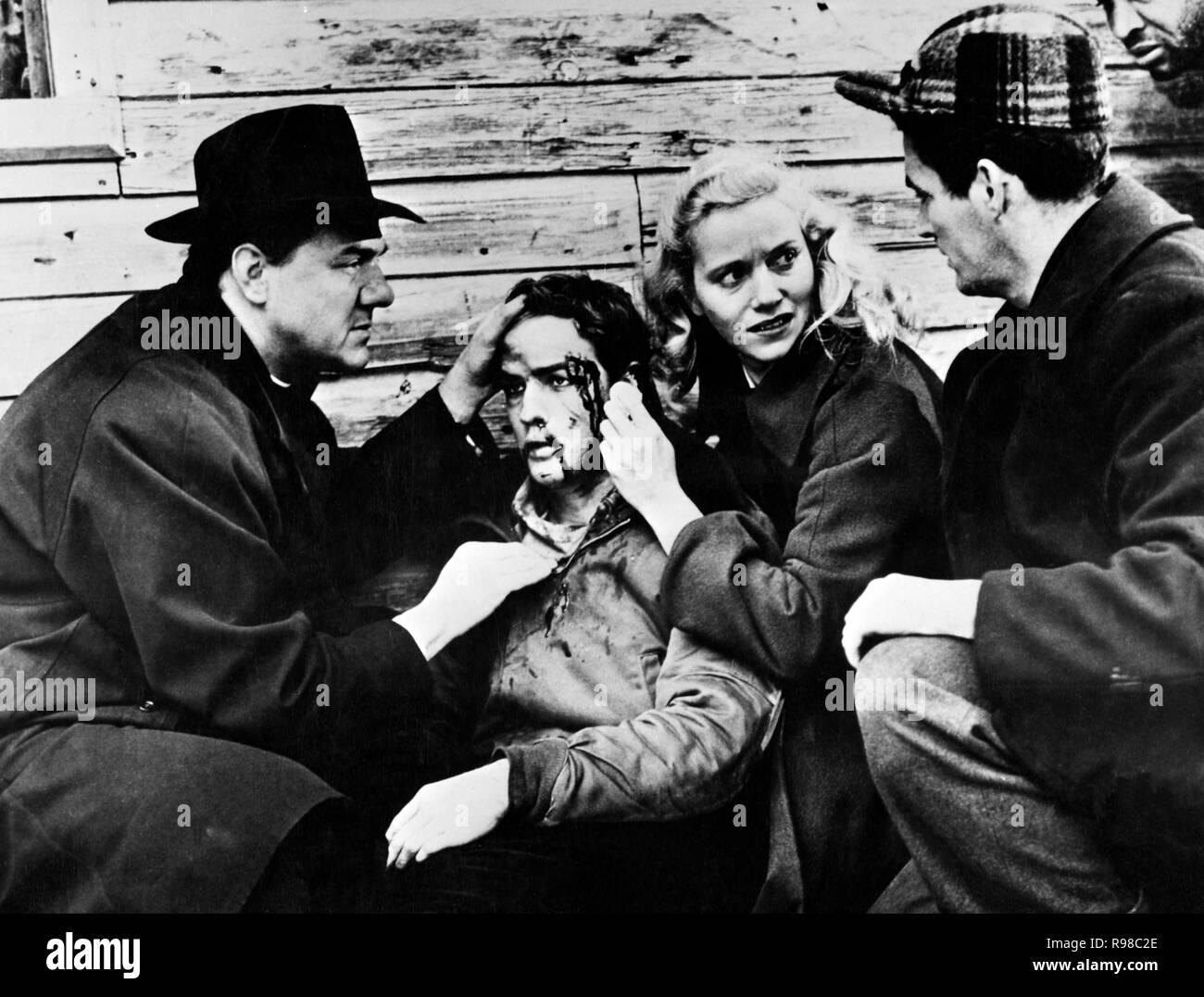 Original film title: ON THE WATERFRONT. English title: ON THE WATERFRONT. Year: 1954. Director: ELIA KAZAN. Stars: KARL MALDEN; MARLON BRANDO; EVA MARIE SAINT. Credit: COLUMBIA PICTURES / Album Stock Photo