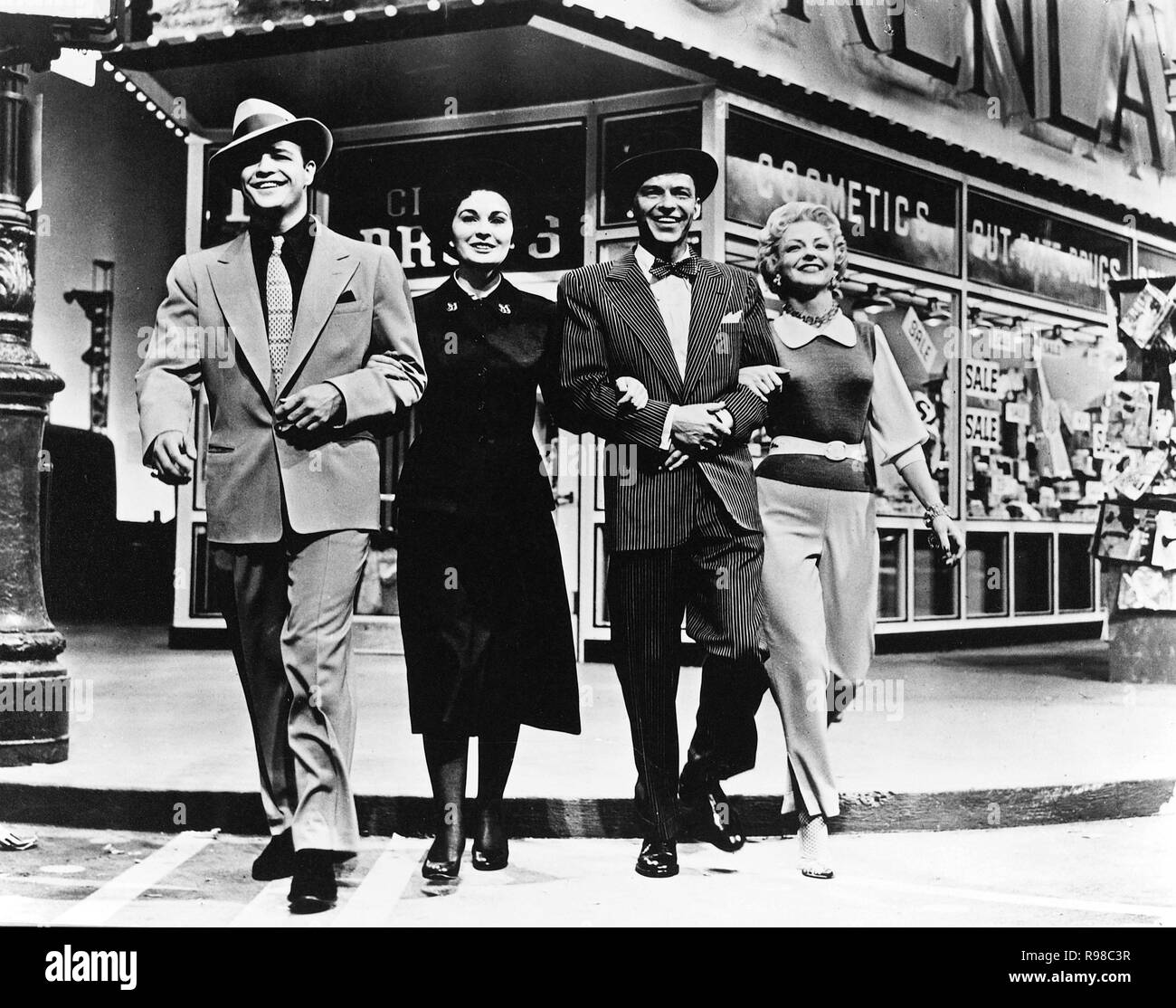 Original film title: GUYS AND DOLLS. English title: GUYS AND DOLLS. Year: 1955. Director: JOSEPH L. MANKIEWICZ. Stars: JEAN SIMMONS; FRANK SINATRA; MARLON BRANDO; VIVIAN BLAINE. Credit: M.G.M/SAMUEL GOLDWYN / Album Stock Photo