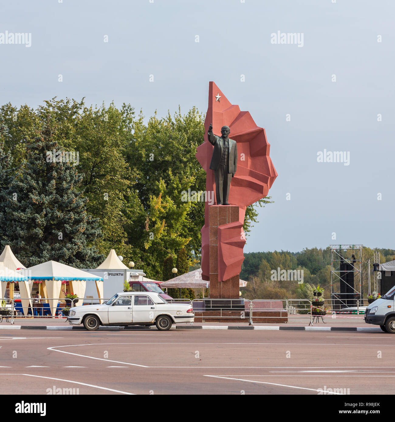 Mozyr, Belarus - September 23, 2017: Lenin statue on Lenin square with flags in  national colors and  soviet retro car in Mozyr, Southern Belarus Stock Photo