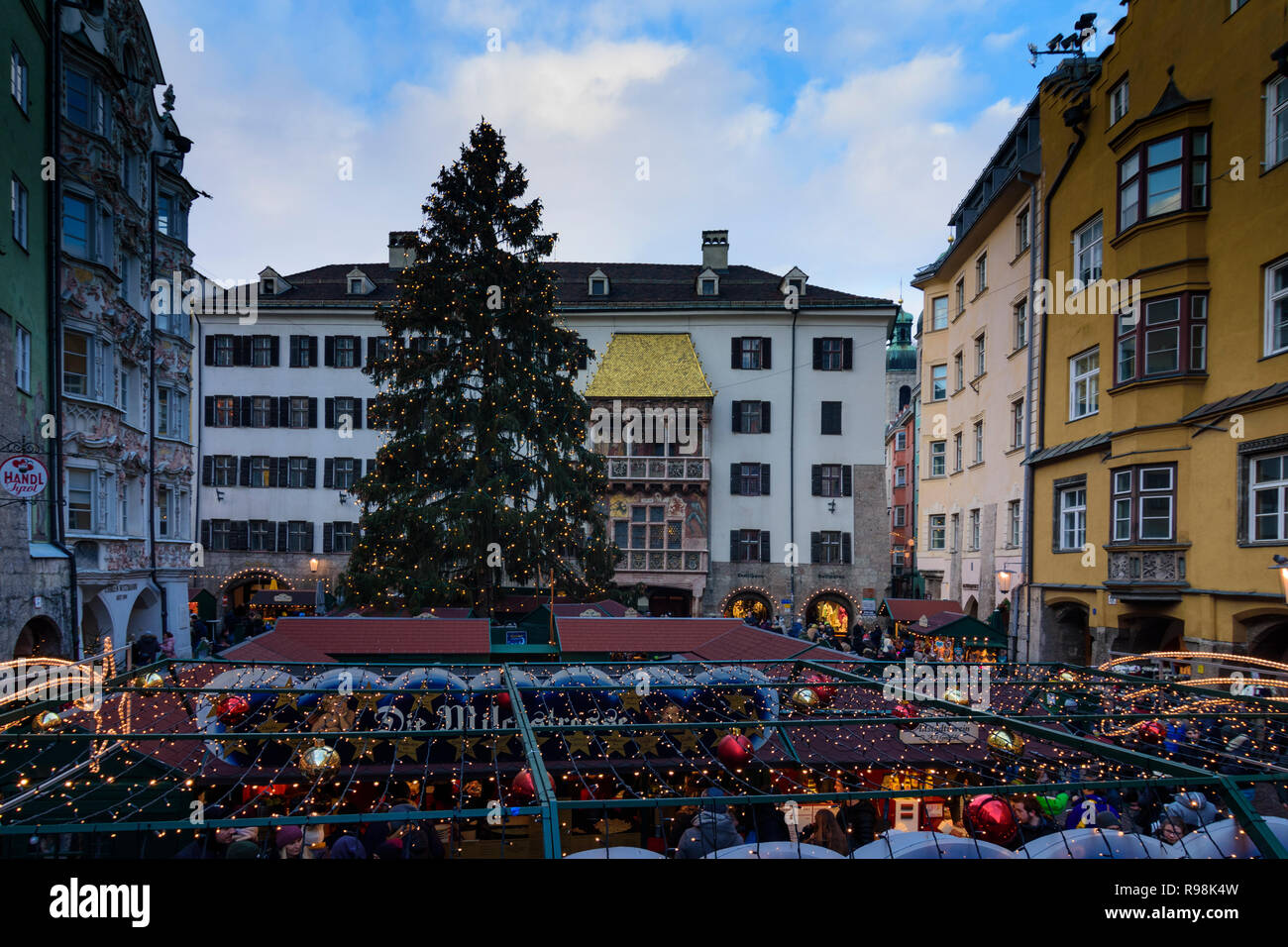 Innsbruck: Christmas Market at street Herzog-Friedrich-Straße, house Goldenes Dachl (Golden Roof) in Region Innsbruck, Tirol, Tyrol, Austria Stock Photo