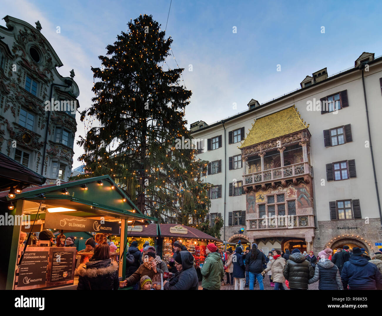 Innsbruck: Christmas Market at street Herzog-Friedrich-Straße, house Goldenes Dachl (Golden Roof) in Region Innsbruck, Tirol, Tyrol, Austria Stock Photo