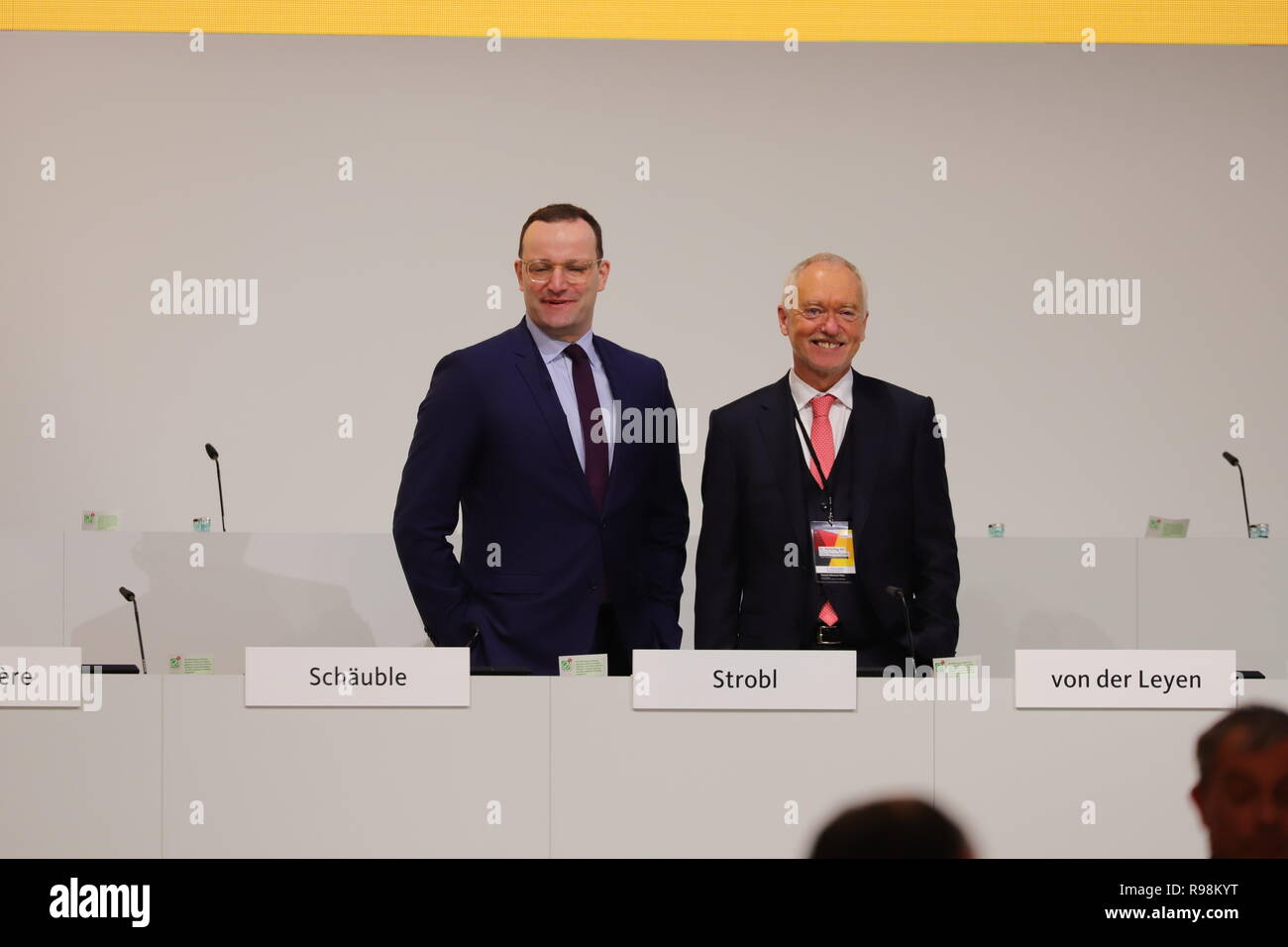 31. CDU-Bundesparteitag in Hamburg: Jens Spahn und Dr. Klaus Schüler (Bundesgeschäftsführer der CDU Deutschlands: rechts) blicken nach vorn Stock Photo