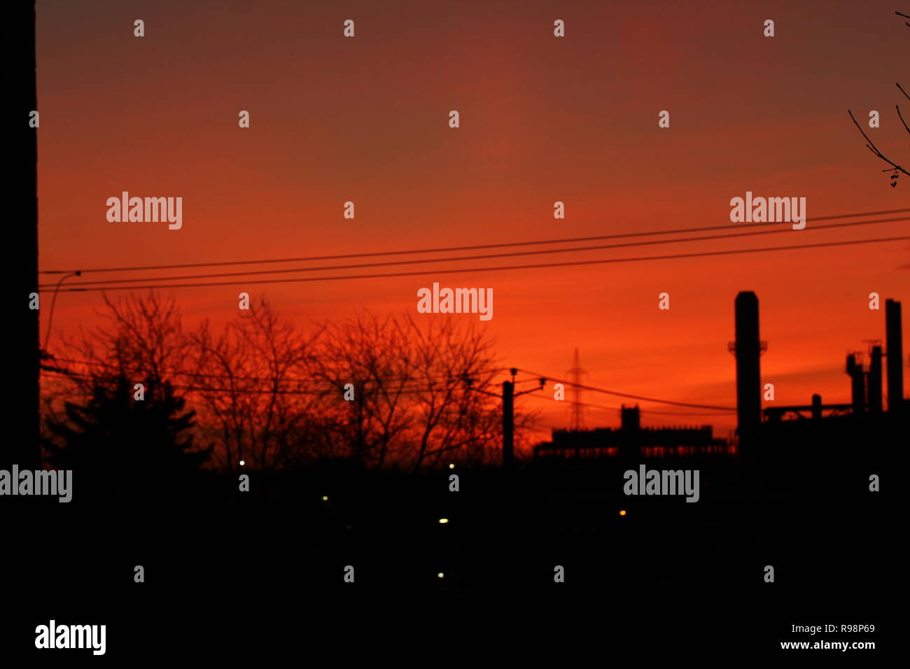 Ciel orange sur la ville soleil levant  / Orange sky over the city rising sun Stock Photo