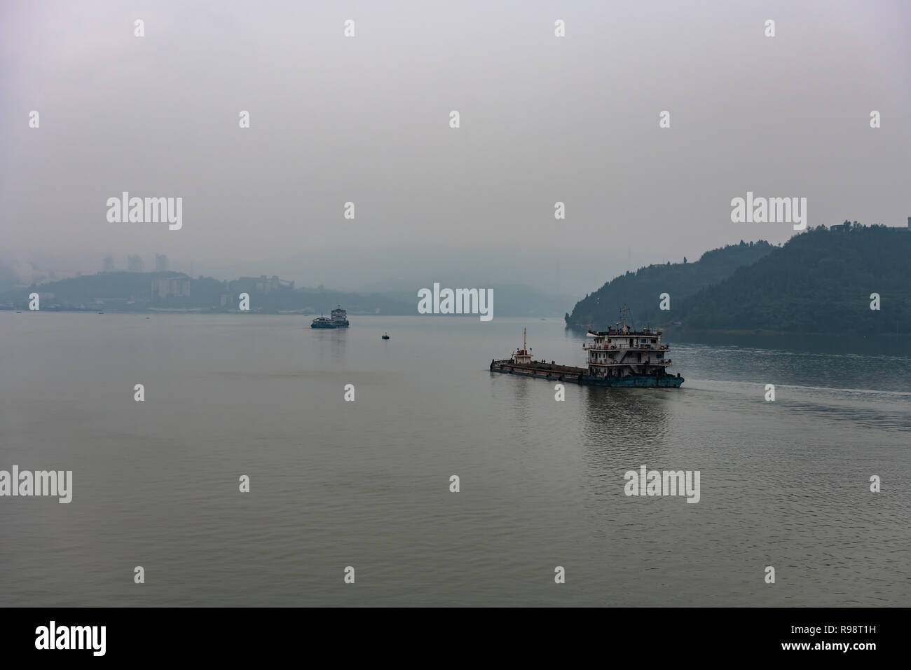 Cargo ship one the Yangtze River, China Stock Photo - Alamy