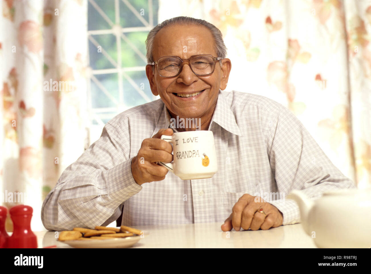 Indian men drinking tea hires stock photography and images Alamy