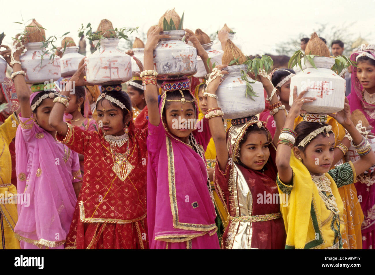 Rajasthani girls carrying pots, desert festival, jaisalmer, rajasthan, india Stock Photo