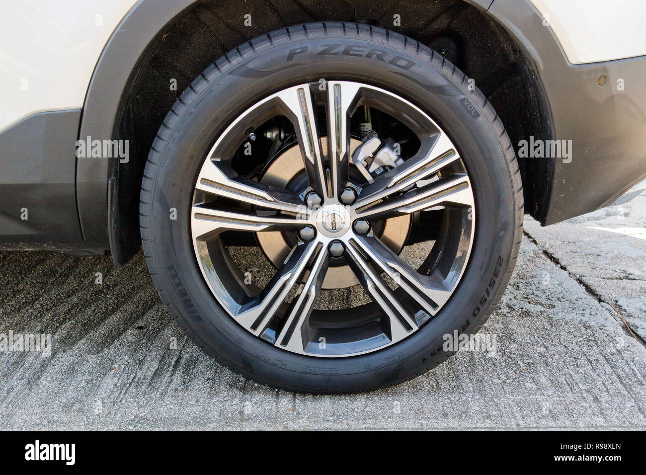 Hong Kong China Sept 4 18 Volvo Xc40 T4 18 Wheel Sept 4 18 In Hong Kong Stock Photo Alamy Hong Kong China Sept 4 18 Volvo Xc40 T4 18 Wheel Sept 4 18 In Hong Kong Stock Photo Alamy