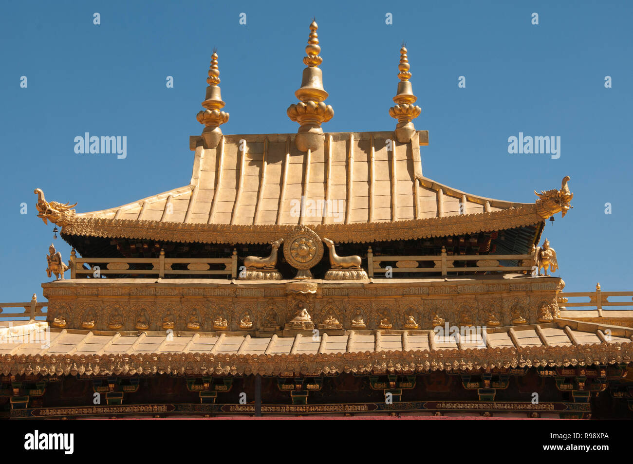 Golden rooftops of the Jokhang Temple on the Barkhor in Lhasa,  the most revered religious structure in Tibet, China.  Founded 7th century AD. Stock Photo